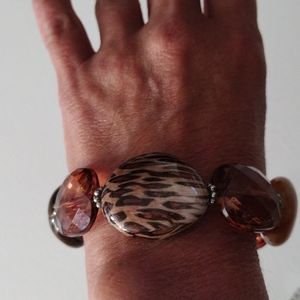 Beautiful large beads stretch fit bracelet.